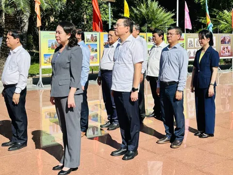 Phó Chủ tịch nước Võ Thị Ánh Xuân dâng hoa, dâng hương tại khu tưởng niệm cụ Nguyễn Sinh Sắc