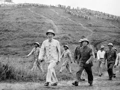 Bác vẫn cùng chúng cháu hành quân