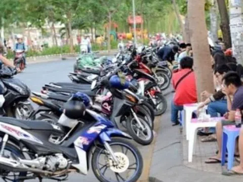 Đỗ xe máy dưới lòng đường bị phạt bao nhiêu?