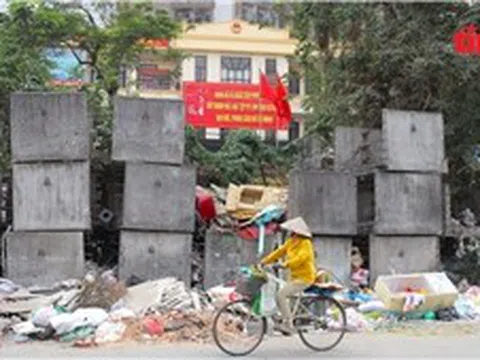 Đường dài 828m ở Hà Nội làm 8 năm chưa xong, ngập rác thải