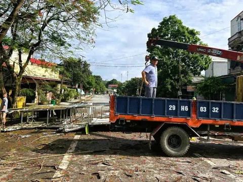 Mưa gió khiến cổng chào khu di tích Lam Kinh bị đổ sập