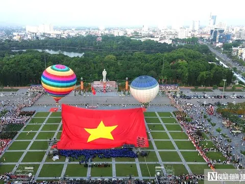 Đại kỳ Tổ quốc rộng 2025m² tung bay trên quảng trường Hồ Chí Minh