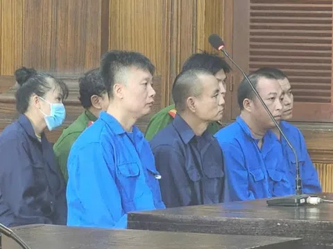 Cựu cán bộ hải quan và 4 chủ hàng hầu tòa vì buôn lậu