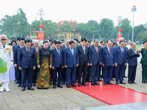 Kỷ niệm 135 năm Ngày sinh Chủ tịch Hồ Chí Minh: Lãnh đạo Đảng, Nhà nước vào Lăng viếng Bác