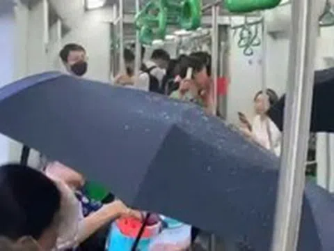 Khách đi tàu Cát Linh - Hà Đông che ô vì "dột", Hanoi Metro nói gì?