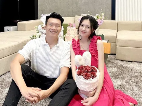 Vợ chồng tiền vệ Thành Chung khoe biệt thự chục tỷ hoành tráng, sang chảnh