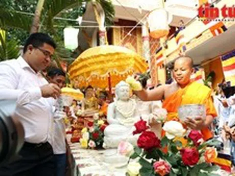 Khám phá nghi thức tắm Phật trong dịp Tết Chol Chnam Thmay
