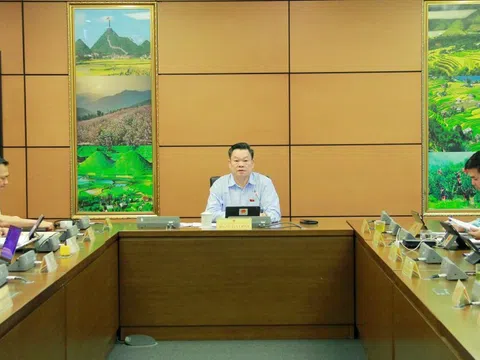 Tránh tình trạng 'miễn học phí nhưng tăng thu khác'