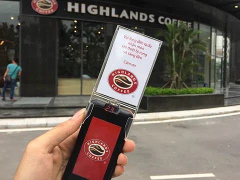 Mô hình tự phục vụ tại Starbucks, Highlands Coffee: Giảm tải chi phí nhân sự có giảm trách nhiệm chăm sóc khách hàng?