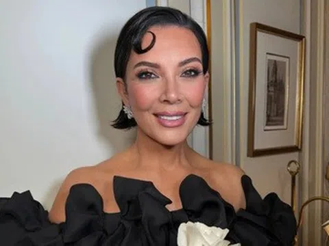 Mẹ của Kim Kardashian trẻ đẹp hệt như con gái kém 25 tuổi