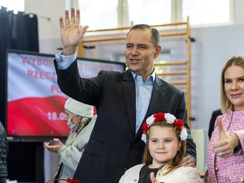 Muốn phe cực hữu ủng hộ, ứng cử viên Tổng thống Ba Lan đồng ý chặn Ukraine vào NATO