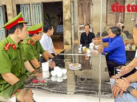 Tri ân người hùng cứu học sinh đuối nước trên sông Hồng