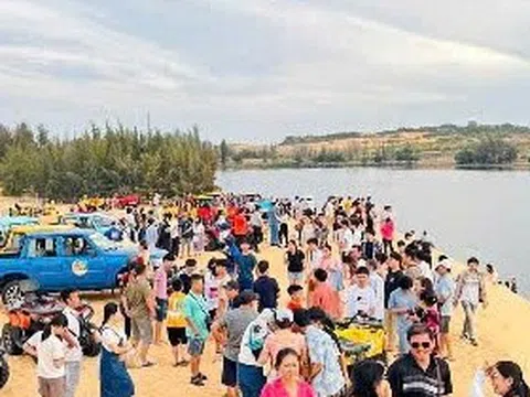 Bình Thuận: Xe địa hình chở 8 người rơi xuống hồ Bàu Trắng, một du khách tử vong