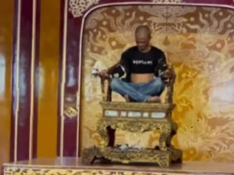 Làm rõ người đàn ông ngồi trên ngai vàng ở điện Thái Hoà rồi la hét, đập phá
