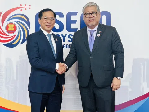 Việt Nam, Philippines nhất trí tăng cường vai trò trung tâm của ASEAN