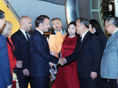 Tổng thống Emmanuel Macron và Phu nhân đến Hà Nội, bắt đầu chuyến thăm Việt Nam