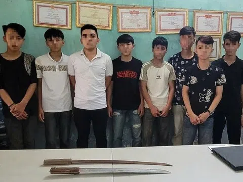 Nhóm thanh thiếu niên vô cớ chém người đi đường