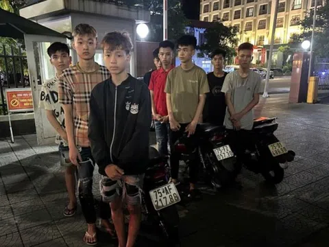 Tóm gọn 11 thanh thiếu niên mang dao, súng ná náo loạn đường phố trong đêm