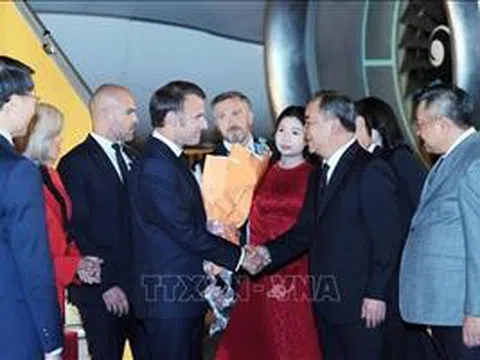 Tổng thống Pháp Emmanuel Macron và Phu nhân đến Hà Nội, bắt đầu thăm cấp Nhà nước tới Việt Nam