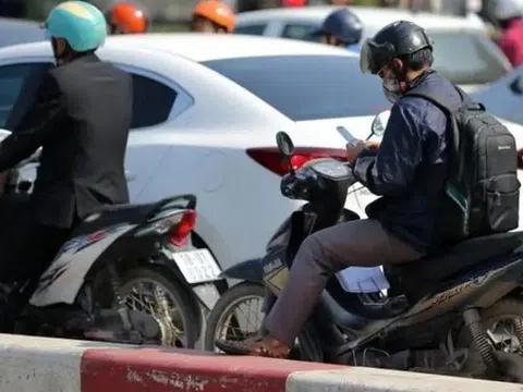 Dùng điện thoại khi dừng đèn đỏ, có bị phạt?