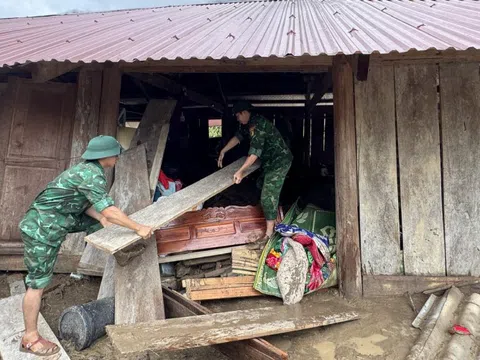 Lực lượng cơ sở Nghệ An căng mình khắc phục hậu quả lũ quét