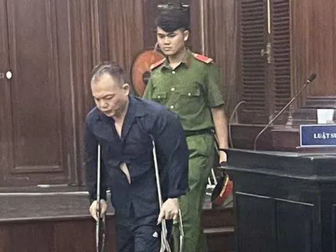 Bị hại bức xúc trước thái độ ngạo mạn của giám đốc chống nạng hầu tòa