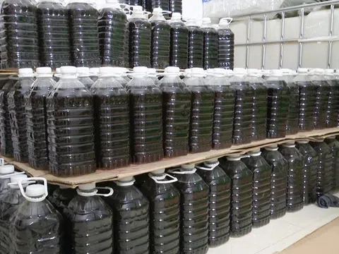 Phát hiện cơ sở làm giả nước nắm, nước giặt số lượng lớn