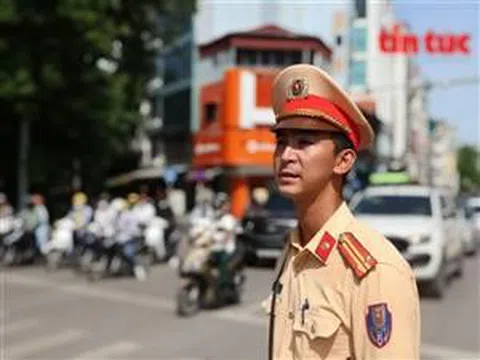 Trật tự giao thông Hà Nội vẫn thông suốt nhờ Cảnh sát giao thông 'gác nắng'