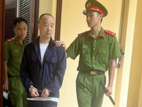 Án tù cho người đàn ông nước ngoài "tiện tay" trộm tiền trên máy bay