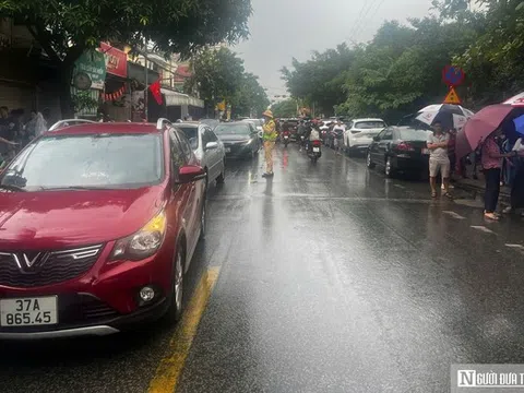 Cảm động hình ảnh CSGT dầm mưa phân luồng, tiếp sức sĩ tử mùa thi