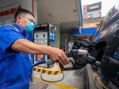 Giá xăng giảm, dầu tăng