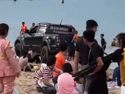 Tài xế lái xe bán tải xuống biển Tuy Hòa xin lỗi về hành động "chơi ngông" của mình