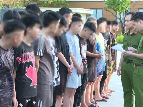 Tạm giữ nhóm đối tượng mang hung khí "gặp ai đuổi đánh người đó"