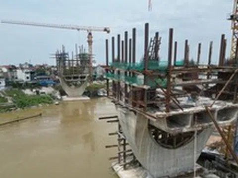 Hai trụ cầu tại dự án nghìn tỷ trơ trọi sau nhiều năm thi công