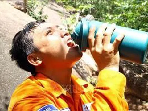Theo chân những người lính truyền tải điện miền nắng gió Ninh Thuận