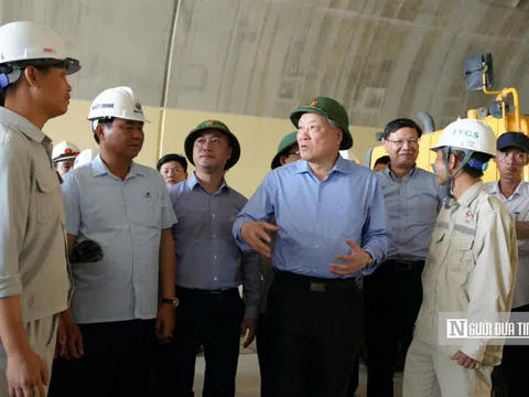 Phó Thủ tướng Thường trực Nguyễn Hòa Bình kiểm tra tiến độ cao tốc Bắc - Nam phía Đông tại Bình Định