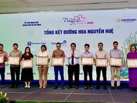 Trao bằng khen cho tập thể, cá nhân đóng góp cho Đường hoa Nguyễn Huệ 2025