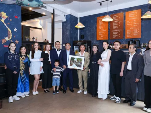 Thủ tướng thăm gia đình kiều bào kinh doanh ẩm thực Việt Nam tại Estonia