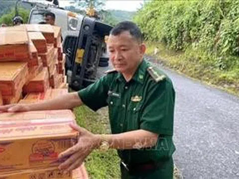 Xe tải chở hàng cứu trợ bị lật giữa dốc núi ở Nghệ An