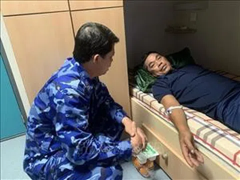 Cảnh sát biển kịp thời đưa ngư dân bị bệnh vào Trường Sa Lớn điều trị