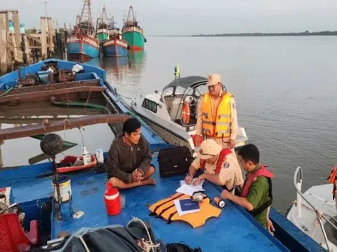 Phát hiện, bắt giữ nhiều phương tiện hút trộm cát trên sông ở miền Tây