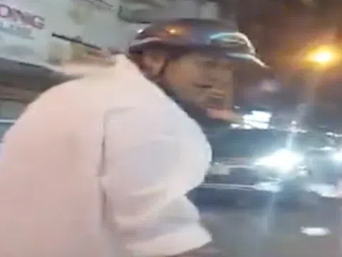 Xác minh clip người đàn ông chặn ô tô đập phá, đòi hành hung tài xế