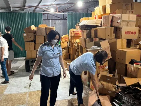 Tạm giữ hơn 4 tấn táo đỏ khô nhập lậu tại Hà Nội