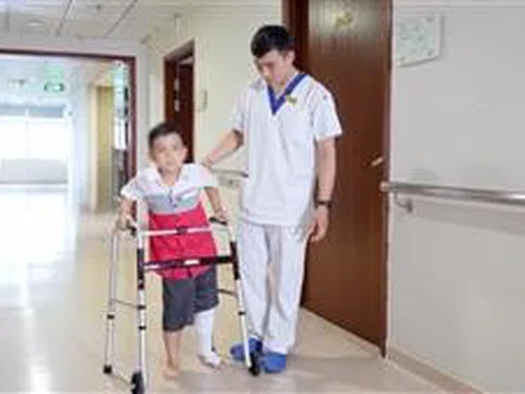 Vinmec lần đầu thay toàn bộ xương đùi cho bệnh nhi ung thư nhỏ tuổi nhất thế giới