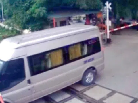 Tước giấy phép lái xe tài xế vượt chắn tàu, gây hỏng cần barie