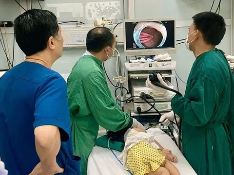 Bé gái 21 tháng tuổi suýt thủng ruột vì nuốt phải kẹp tóc