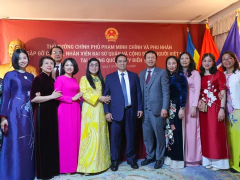Thủ tướng gặp gỡ kiều bào tại Thụy Điển: 'Tự lo được cho mình cũng là yêu nước'