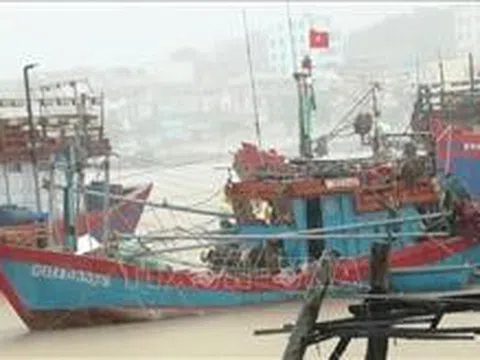 Quảng Bình: Hỗ trợ cứu tàu cá sắp bị chìm trên sông Nhật Lệ