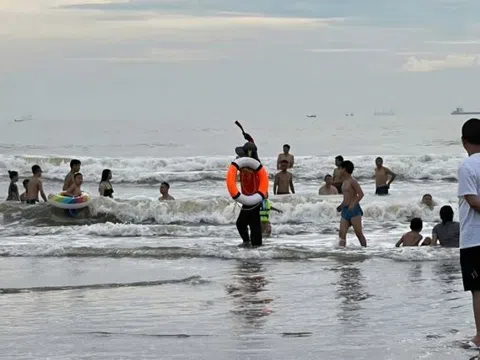 Hơn 20 người bị đuối nước tại biển Cửa Lò được cứu hộ thành công