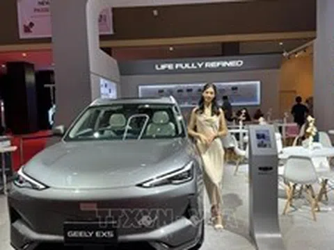 Chủ tịch Geely: Ngành ô tô toàn cầu đang dư thừa nghiêm trọng